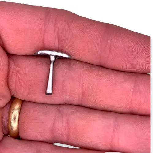 Vista 2 de StockPins Pin de solapa Pickaxe Pin de trabajador dorado para montañismo, escalada en hielo, minería y más, alfileres de mochila y alfileres