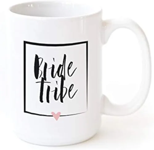 Vista 8 de The Cotton & Canvas Co. Taza de café de cerámica de la boda de la mejor dama de honor de la historia. Regalo de fiesta nupcial