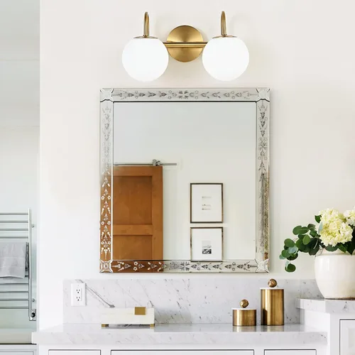 Vista 2 de Luminarias Modernas de Tocador de Baño 2 Luces Latón Cepillado Pantalla de Vidrio Globo Blanco Leche Aplique de Pared Moderno Tipo Barra Iluminación