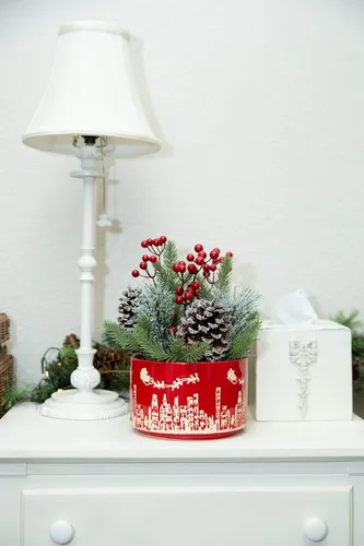Vista 4 de Flora Bunda Arreglo artificial de Navidad en maceta de cerámica roja de 7 pulgadas para decoración de Navidad