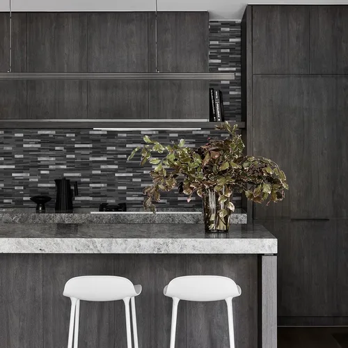 Vista 4 de STICKGOO Azulejo de protección contra salpicaduras para despegar y pegar, para cocina y baño, aspecto de madera negra y gris, PVC, mezcla de metal