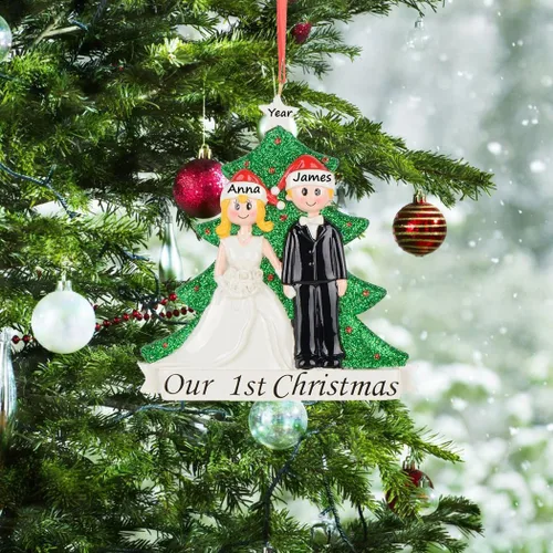 Vista 2 de Nuestro primer adorno de Navidad de boda para pareja - Adorno personalizado de árbol de Navidad para pareja recién casada - Mr & Mrs primer adorno