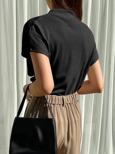Vista 21 de OYOANGLE Camiseta de manga corta con cuello alto falso y fruncido para mujer