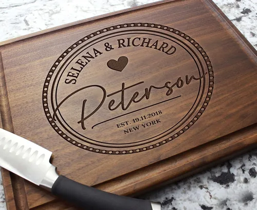 Vista 4 de Tabla de cortar personalizada con grabado Mr Ms - Madera personalizada grabada