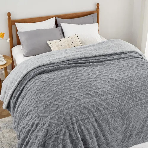 Vista 2 de Bedsure Manta de cable Sherpa tamaño Queen (gris y beige)