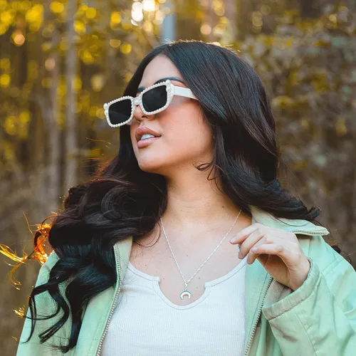 Vista 2 de FEISEDY Gafas de sol de perlas de moda para mujer lindas gafas de sol cuadradas de colores caramelo gafas de sol para fiesta B2327