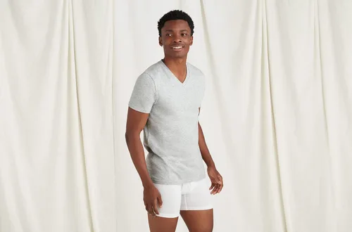 Vista 4 de MeUndies Camiseta elástica de algodón orgánico con cuello en V, tela exclusiva de Tienda