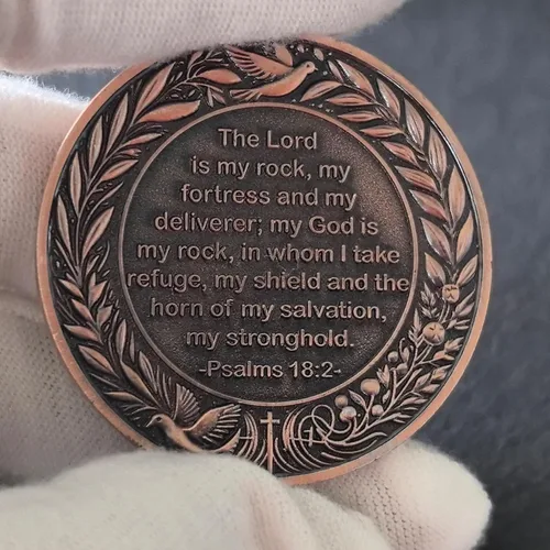 Vista 4 de Moneda inspiradora de desafío cristiano, The Lord is My Rock, aleación de zinc, 1.57 pulgadas de diámetro, Escritura del Salmo 18:2, funda Moneda