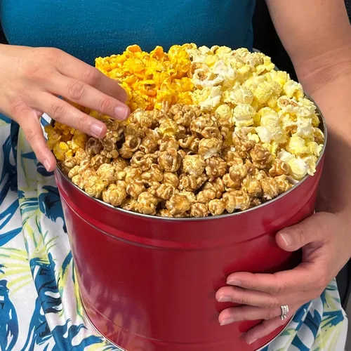 Vista 3 de Signature Popcorn - Lata de metal reutilizable rojo sólido de 2 galones - Mantequilla, caramelo y queso cheddar