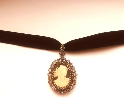 Vista 3 de EnchantedBeads Beadwoven Cameo Black Velvet Choker Necklace