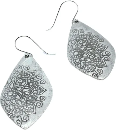 Vista 4 de Pendientes de plata de ley con diseño de lágrimas desgastadas con sello floral, hechos a mano, para mujer