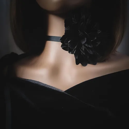 Vista 5 de Gargantilla negra con cordones de flores de camelia para mujeres y niñas