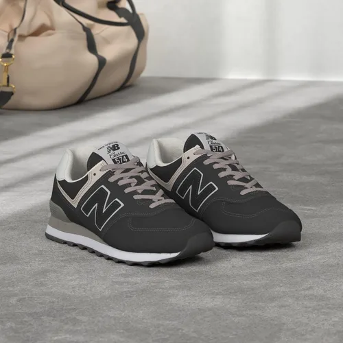Vista 2 de New Balance - Tenis para mujer 574 Core, NegroBlanco, 7,5