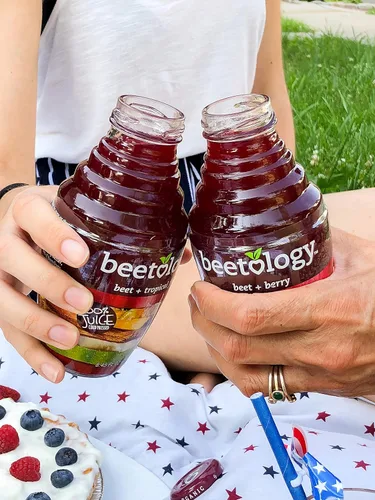 Vista 4 de Beetology Jugo orgánico de remolacha y bayas, 8.45 onzas (paquete de 6) 100% prensado en frío Saludable para el corazón Jugo de verduras lleno