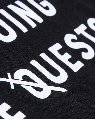 Vista 5 de Camiseta divertida con el juego de bromas con texto en inglés "I'm Not Procrastinating, I'm Doing Side Quests