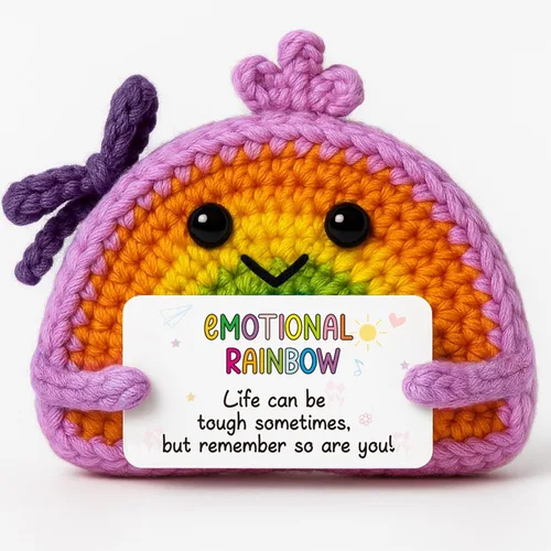 Vista 7 de Muñeca de ganchillo arcoíris positiva hecha a mano con tarjeta de aliento - Decoración inspiradora para escritorio, oficina y hogar - Regalo