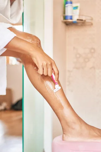 Vista 4 de completely bare completamente suave Gel de afeitado hidratante sin golpes Aloe Vera Aceite de jojoba 6 onzas líquidas
