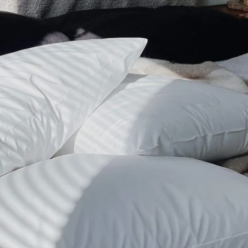 Vista 3 de Spry Almohada de cama hipoalergénica pura impermeable y transpirable, tamaño Queen estándar (relleno de poliéster)
