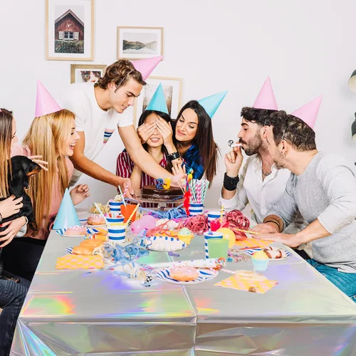 Vista 3 de Mantel holográfico iridiscente de 54 x 108 pulgadas, de plástico brillante con láser, para fiesta de cumpleaños, impermeable, para Navidad, boda