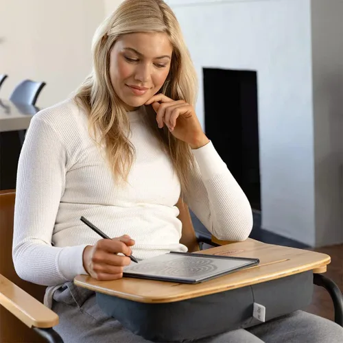 Vista 3 de Yogibo Traybo 2.0 - Escritorio de regazo superior de bambú con almohada para laptop, ranura integrada para tableta o teléfono, almohadilla de regazo