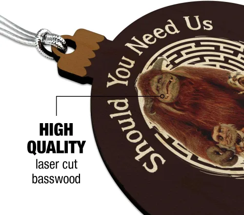 Vista 3 de GRAPHICS & MORE Should You Need Us Laberinto con Ludo Hoggle y Didymus - Adorno navideño de madera para árbol de Navidad