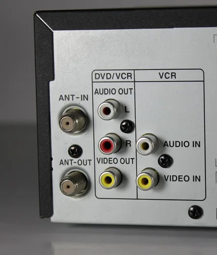 Vista 2 de Symphonic Reproductor de DVD SD7S3 con grabadora de casete de vídeo