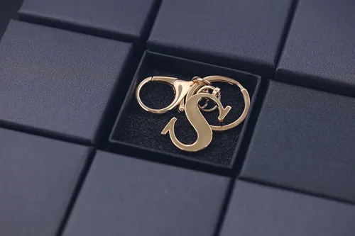 Vista 5 de LAXPICOL Llavero dorado de la letra A-Z para mujeres y niñas, dijes para monedero, dijes para bolsos de mano, alfabeto de metal con letra inicial
