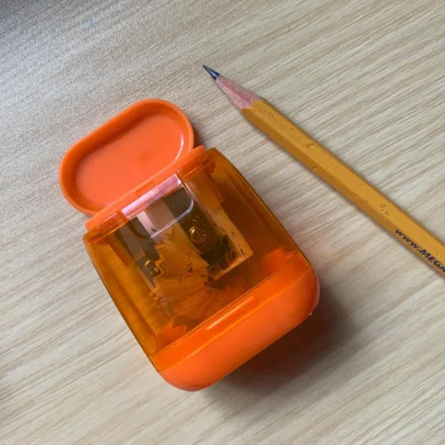 Vista 5 de BOPART - Sacapuntas manuales de colores a granel, 24 sacapuntas de mano pequeños con doble agujero con tapa para niños y adultos en el aula