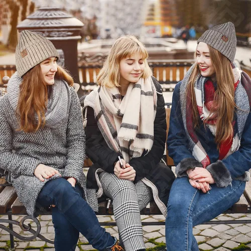 Vista 5 de LackBlue Conjunto de gorro de invierno para mujer, bufanda, guantes para pantalla táctil, gorro de calavera, bufandas de cuello largo para mujeres