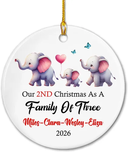 Vista 10 de Adorno de cerámica personalizado de cinco medias con nombres y año personalizados, nuestra primera Navidad como familia de cinco, nuestros primeros