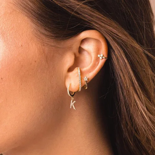 Vista 3 de Mevecco Aretes de aro de oro delicado de 18 quilates con circonita cúbica en pavé con iniciales A-Z de 26 letras personalizadas, diminutas colgantes