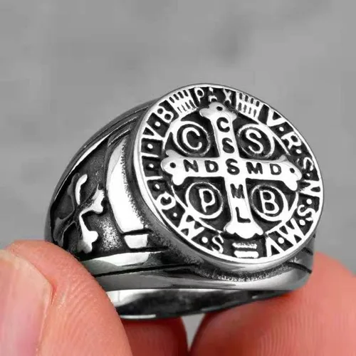 Vista 2 de pickyegg.com Anillo de cruz católico de San Benito para hombre, medalla de exorcismo de acero inoxidable