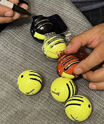Vista 3 de VISUALIZE Marcador de pelotas de golf Tri-Line - Precisión mejorada para putts y unidades - Ayuda de alineación con rotuladores