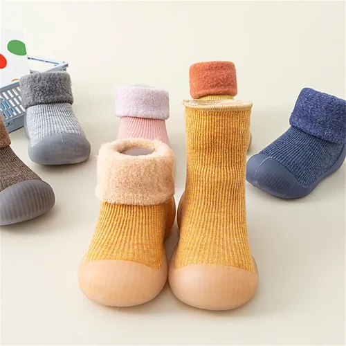 Vista 4 de Calcetines para niños pequeños antideslizantes parte inferior suave zapatos para caminar por primera vez suela de goma antideslizante para niñas