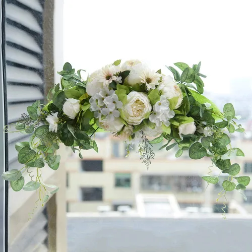Vista 3 de Ansuma Botín de flores de peonía artificial, 30 pulgadas decorativo para puerta delantera, dintel con peonías y hojas de eucalipto para arco
