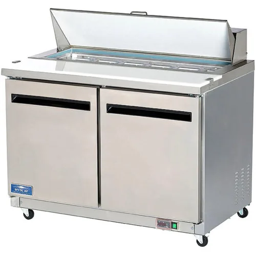 Vista 2 de Arctic Air AMT48R 48.25 pulgadas 2 puertas Mega Top Refrigerado Sandwich/ensalada Preparación Mesa con base refrigerada, 115 V