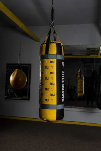 Vista 5 de TITLE Boxing La bolsa pesada más grande de todos los tiempos, saco de boxeo colgante para boxeo, kickboxing - equipo de boxeo