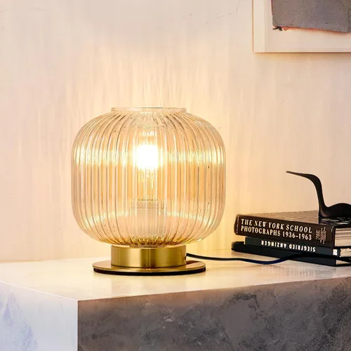 Vista 2 de NKU Lámpara de mesa moderna de mediados de siglo con pantalla de vidrio acanalado ámbar y acabado dorado, luz regulable para mesita de noche