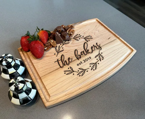 Vista 6 de Tablas de cortar personalizadas Madera Grabada Regalo de inauguración de la casa Tabla de cortar personalizada Mr Mrs Tabla de cortar grabada