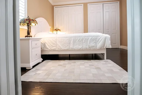 Vista 2 de Sunshine Cowhides Alfombra de piel de vaca Patchwork Blanco Natural - Calidad Premium (4x6')