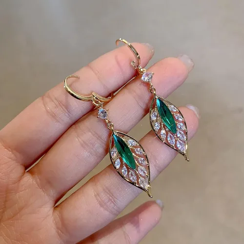 Vista 5 de Aretes de esmeralda, aretes de oro, aretes de plumas, aretes colgantes de circonita de hoja, regalos de joyería para mujeres en el día de la madre.