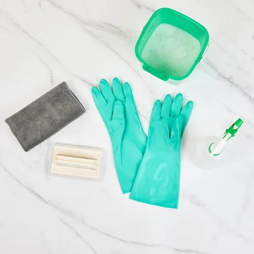 Vista 9 de Restaurantware Guantes de limpieza verdes, 10 pares de guantes de nitrilo de 15 mil de grosor, pequeños y resistentes con puño largo, forro