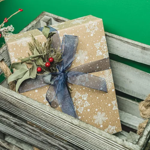 Vista 9 de RUSPEPA Papel de regalo de Navidad, papel kraft – reno, rayas y copos de nieve en diseño azul – 4 rollos – 30 pulgadas x 10 pies por rollo