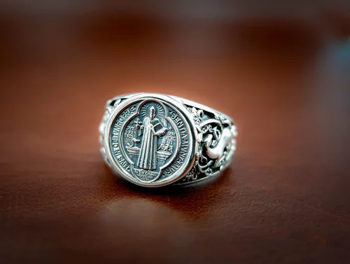 Vista 2 de Anillo de plata de ley 925 con sello católico de San Benito Medalla de San Benito, joyería de amuleto