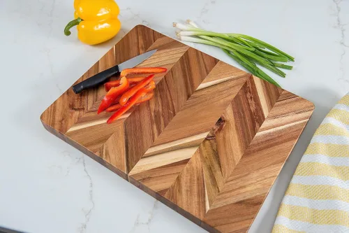 Vista 10 de Lipper International Tabla de cortar y servir rectangular en espiga de acacia con asas insertadas para cortar carnes, frutas y verduras, mediano, 12