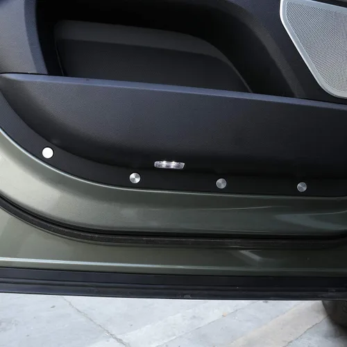 Vista 6 de YIWANG Cubierta protectora de tornillo de puerta de aleación de aluminio para Land Rover Defender 110 130 2020 2021 accesorio interior de automóvil