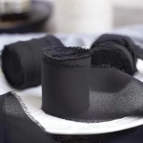 Vista 3 de MEEDEE Cinta de gasa negra de 2 pulgadas con flecos, cintas de gasa deshilachadas negras para manualidades, cinta de gasa de seda para envolver Negro