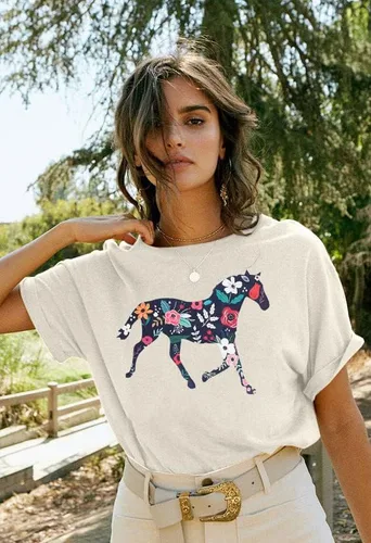 Vista 4 de Camisa de caballo para mujer, diseño de caballo floral, camiseta de regalo para amantes de los caballos, camiseta vaquera occidental de manga corta