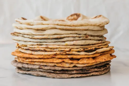 Vista 2 de Eureka Tortilla All Flavors - Paquete variado Tortillas de harina artesanales Mini granos enteros de 6 pulgadas Veganas, sin OMG, bajas