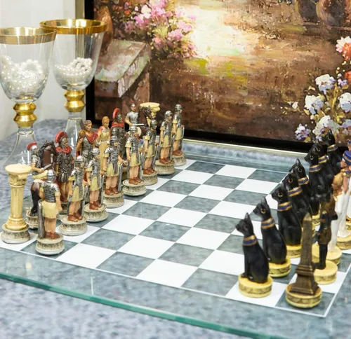 Vista 8 de Ebros Gift Juego de ajedrez con temática histórica, ejército de faraón ptolemaico egipcio contra Augusto César, Imperio Romano, Centuriones, piezas